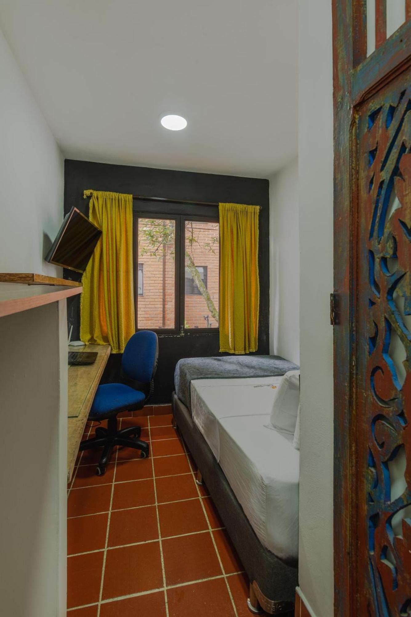 Casa Los Naranjos Hostal Medellin Exterior photo