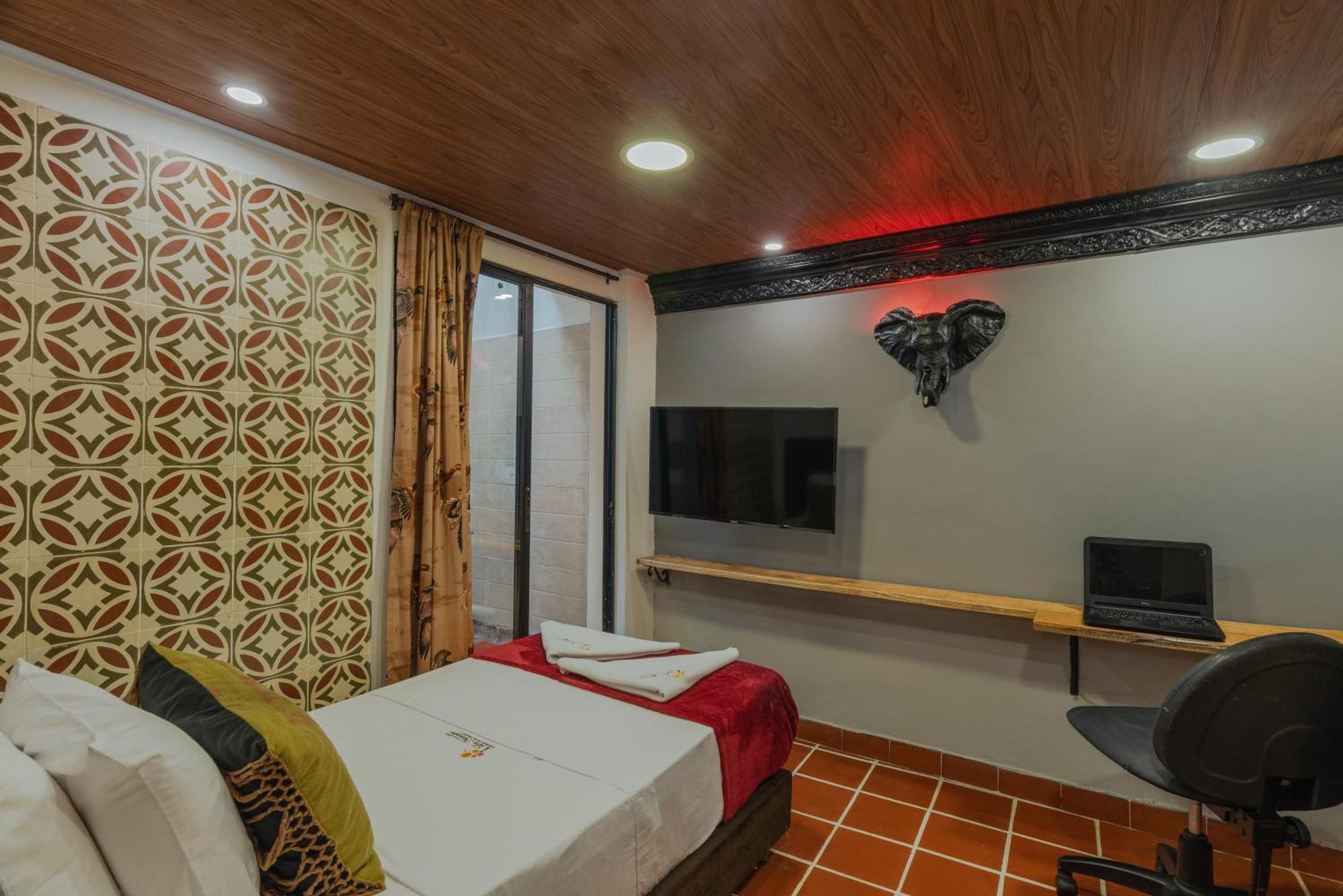 Casa Los Naranjos Hostal Medellin Exterior photo